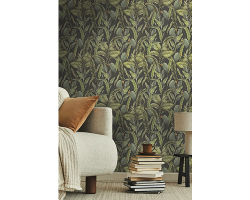 Woonkamer met jungle behang, bank, kussens en bijzettafel