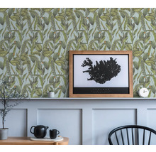 Scène met botanisch behang met bladerpatroon en een ingelijste afbeelding van IJsland