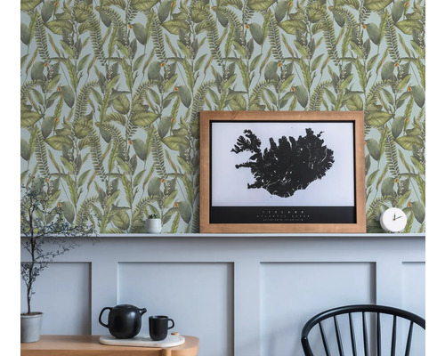 Scène met botanisch behang met bladerpatroon en een ingelijste afbeelding van IJsland