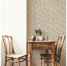 Decoratieve kamer met behang met patroon, houten tafel en stoelen