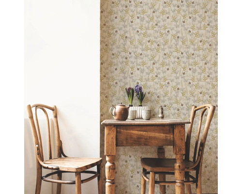 Decoratieve kamer met behang met patroon, houten tafel en stoelen