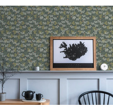 Behang met bloemmotief en een lijst aan de muur