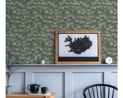 Behang met bloemmotief en een lijst aan de muur