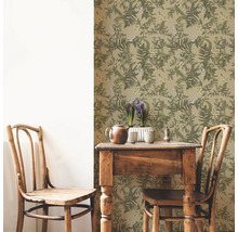 Kamer met houten tafel en bloemetjesbehang