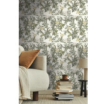 Woonkamer met bloemenbehang, bank, boeken en lamp