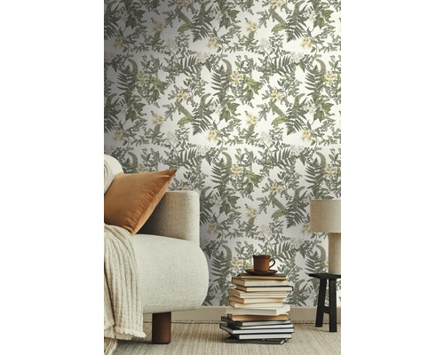 Woonkamer met bloemenbehang, bank, boeken en lamp