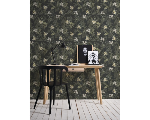 Inrichtingsvoorbeeld met bloemenbehang, bureau en stoel