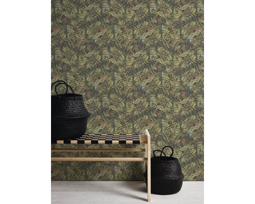 Woonkamer met junglebehang, bank en twee zwarte manden