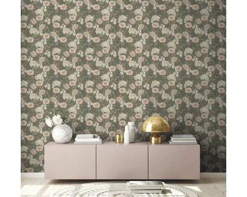 Woonkamer met bloemenbehang en modern dressoir