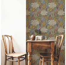 Kamerweergave met bloemenbehang, houten tafel en twee houten stoelen.