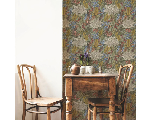 Kamerweergave met bloemenbehang, houten tafel en twee houten stoelen.