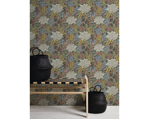 Behang met bloemenmotief, bank en twee zwarte manden