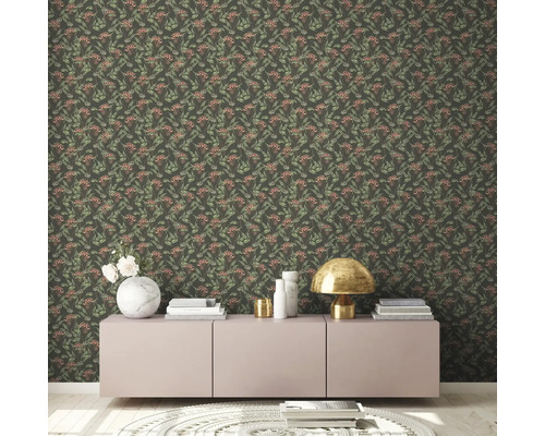 Kamerweergave met een gedessineerd behang, een dressoir en decoratieve elementen.