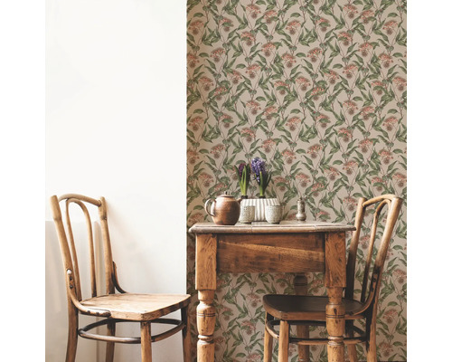 Scene met behang met bloemmotief, houten tafel en stoelen