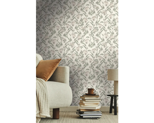 Woonkamer met bloemenbehang, bank, kussen en stapel boeken als decoratie