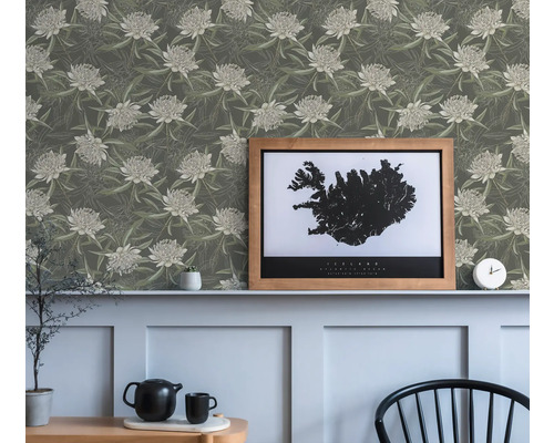 Woonkamer met bloemenbehang en een ingelijste afbeelding van IJsland