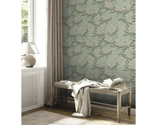 Lichte kamer met raam, bank en behang met bloemmotief