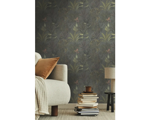 Woonkamer met bank en bloemrijk junglebehang