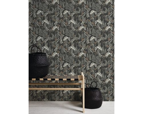 Kameroverzicht met een behang met plantmotief, een houten bank en twee zwarte manden.