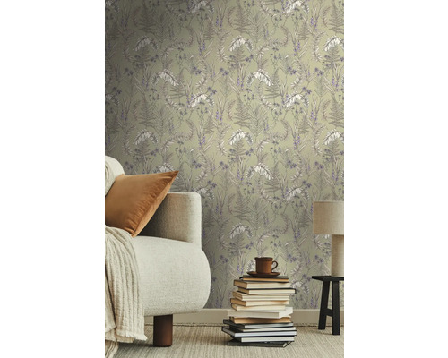 Woonkamer met bloemenbehang, bank, boeken en lamp