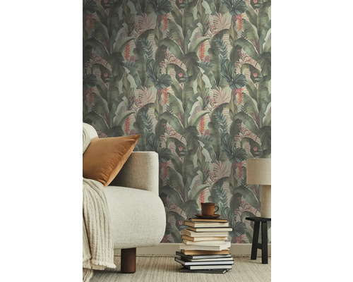 Woonkamer met jungle behang, bank en stapel boeken