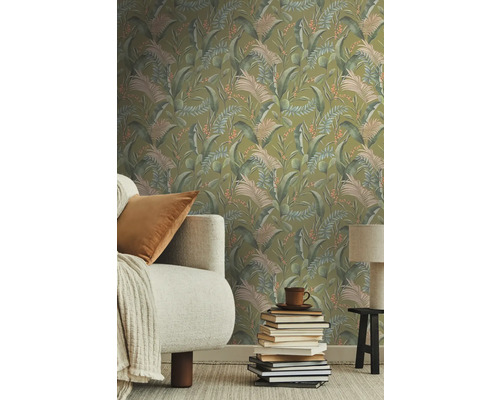 Woonkamer met groen behang met bladeren en plantenmotief