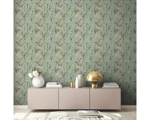 Kamer met patroonbehang met bladeren en planten