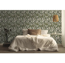 Slaapkamer met bed en junglebehang
