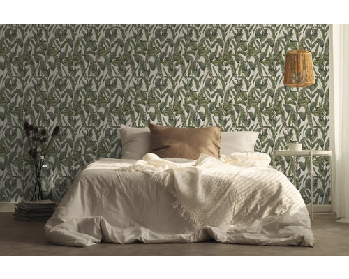 Slaapkamer met bed en junglebehang