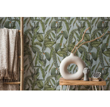 Scene met botanisch behang, ladder, deken, tafel en decoratie