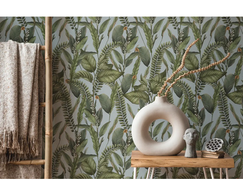 Scene met botanisch behang, ladder, deken, tafel en decoratie