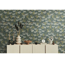 Scene met bloemenbehang, dressoir en decoraties