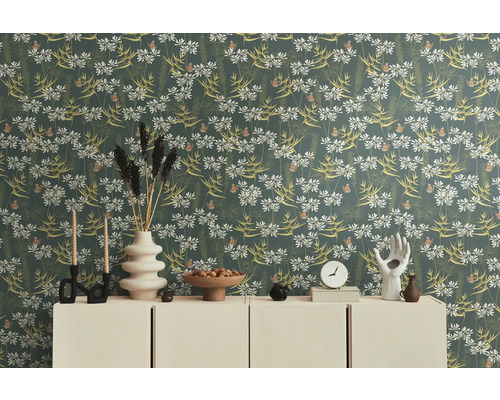 Scene met bloemenbehang, dressoir en decoraties