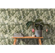 Scene met bloemenbehang, boeken en potplant op een tafel
