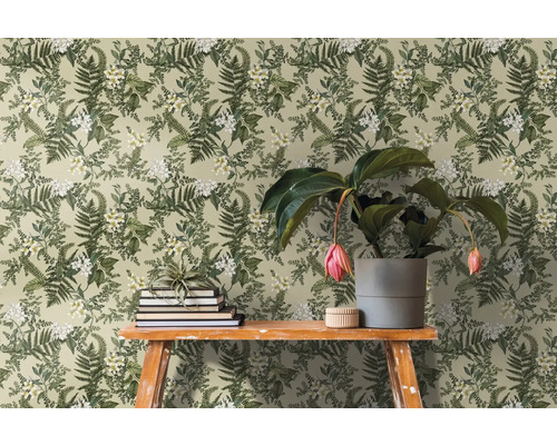 Scene met bloemenbehang, boeken en potplant op een tafel