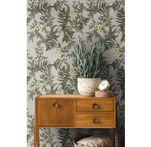Kamer met botanisch bloemenbehang, houten console en potplant.