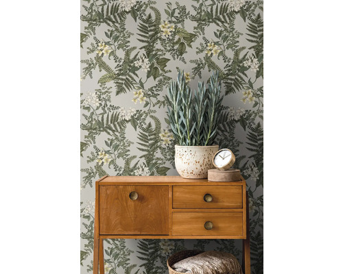 Kamer met botanisch bloemenbehang, houten console en potplant.