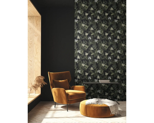 Woonkamer met fauteuil, kruk en bloementapijt voor een gezellige sfeer