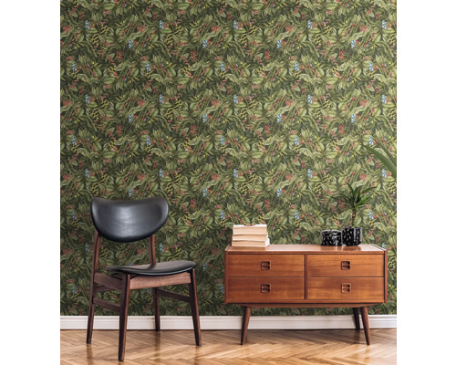 Scene met stoel, commode en bladerbehang in de woonkamer