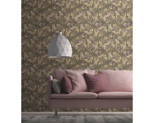 Gedecoreerde woonkamer met patroonbehang, lamp en bank