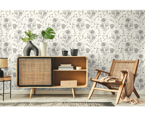 Woonkamer met patroonbehang, dressoir en houten stoel