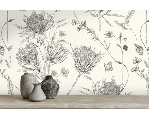 Decoratief behang met bloemmotief en vazen op een tafel