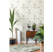 Decoratieve kamer met patroonbehang, tapijt en houten vloer.