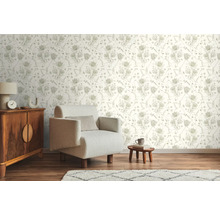 Inrichtingsvoorbeeld met behang met bloemmotief, fauteuil, commode en vloerkleed
