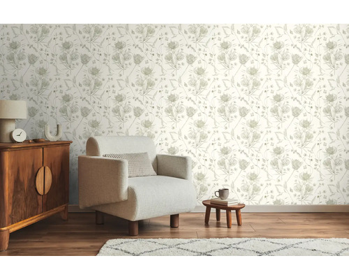 Inrichtingsvoorbeeld met behang met bloemmotief, fauteuil, commode en vloerkleed