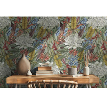 Scene met bloemenbehang, houten tafel, boeken en decoraties.