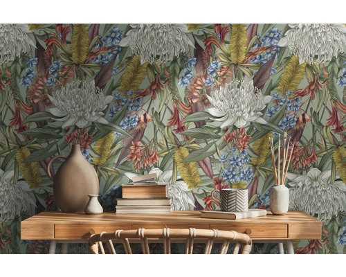 Scene met bloemenbehang, houten tafel, boeken en decoraties.