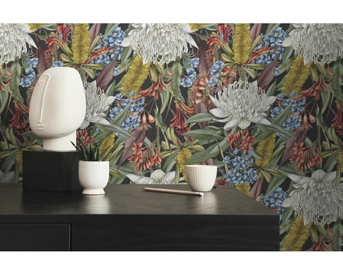 Decoratief behang met plantenpatroon op een donkere achtergrond