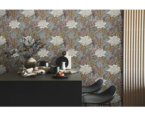 Woonkamer met bloemenbehang, tafel en stoelen.