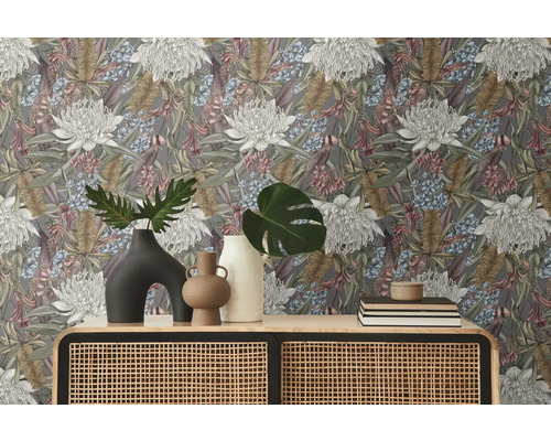 Kamerweergave met bloemenbehang, commode met rotan en decoraties